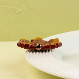 leaf-shaped mini a white plate with a light green background