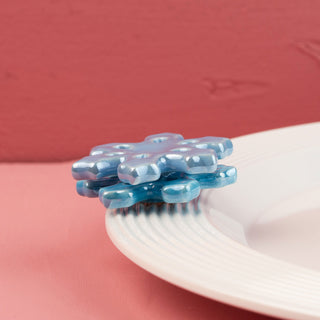 Blue snowflake-shaped mini on a white background with a pink gradient