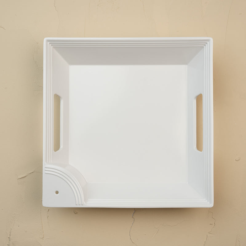 the square melamine tray brings both style and practicality to the table. ideal for indoor or outdoor entertaining